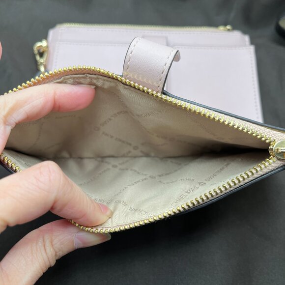 Michael Kors - GUC Jet Set Travel Signature Wallet in Pink